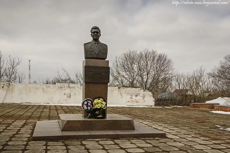Село гвардейцы борского. Губарев космонавт памятник. Село гвардейцы самарская область. Село гвардейцы борского. Село борское ул.