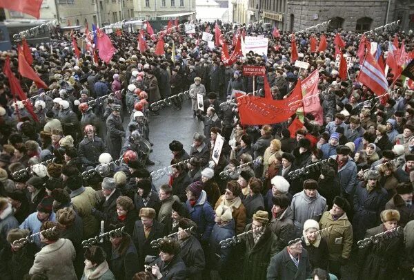 22 июня 1992. Митинг на Манежной площади 1992 года. Протесты 1992 в Москве. Разгон митинга 23 февраля 1992 года в Москве. Митинги в Москве 1992.