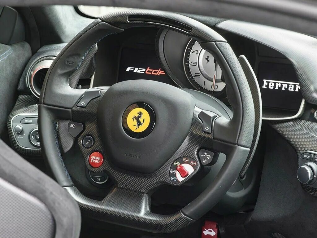 Руль ferrari 458. Руль Ferrari f360. Спортивный руль Феррари. Квадратный руль Феррари. Ferrari приборная панель.