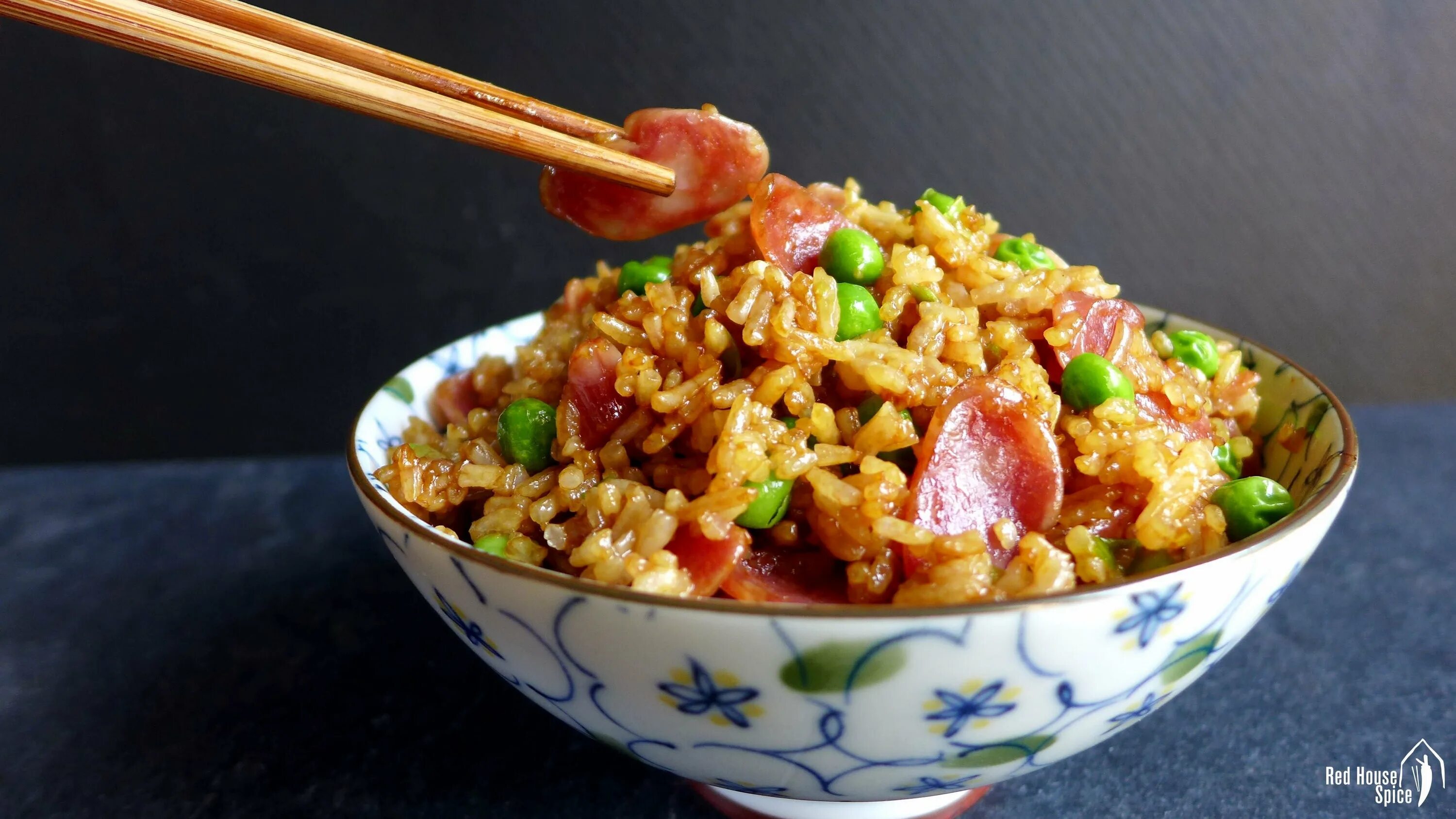 7 rice. Chinese Fried Rice. Китайские блюда с рисом. Китайский жареный рис. Рис в Китае блюдо.