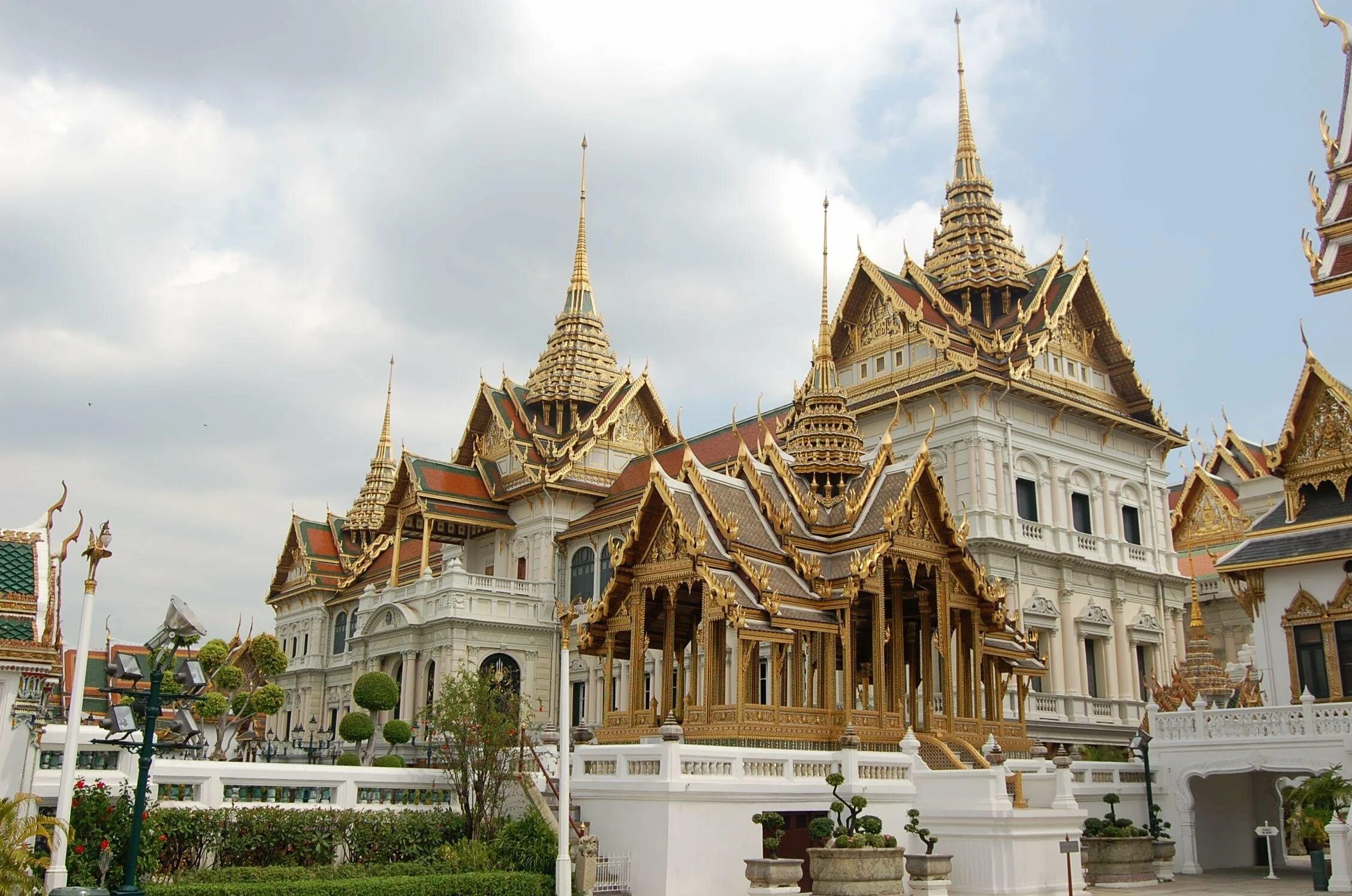 Королевский дворец в Бангкоке. Большой Королевский дворец (Grand Palace) и храм изумрудного Будды. Тайланд дворец Санпхет Прасат. Храм Арун Тайланд.