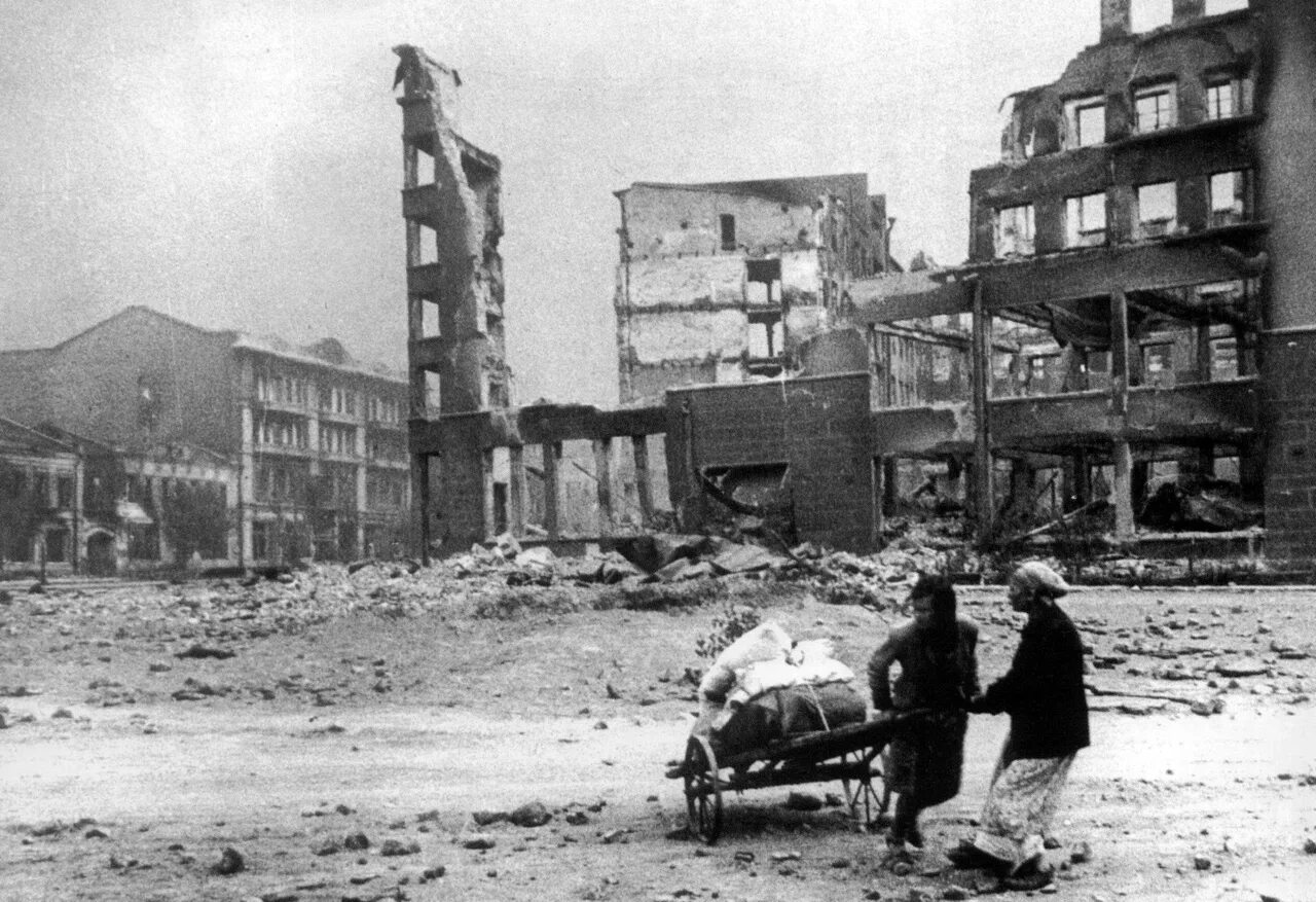 После освобождения города. Сталинград город 1942. Руины Сталинграда 1942 года. Волгоград 1942 год. Центр Сталинграда в 1943 году.