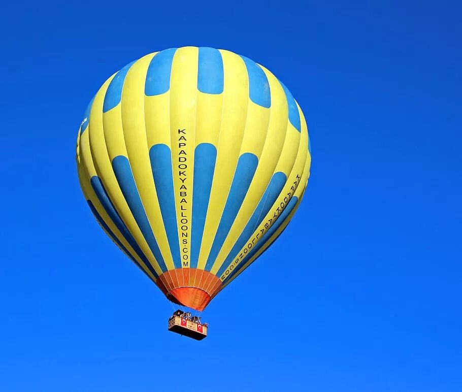 Картинки воздушный. Воздушный шар с корзиной. Термальный воздушный шар. Желтый воздушный шар с корзиной. Голубой монгольфьер.