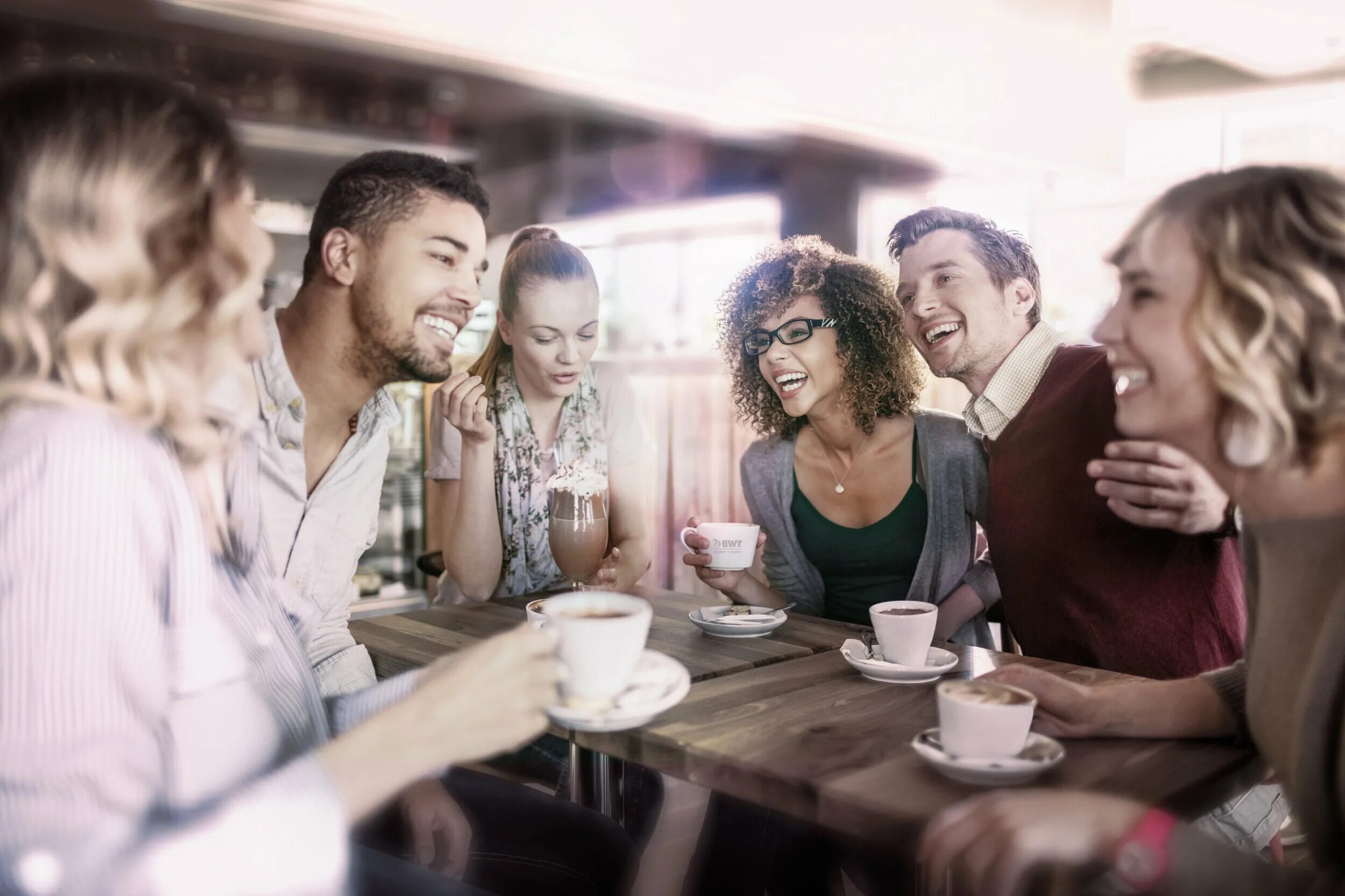 Кафе где встречались друзья. Друзья за столом. Люди в кафе. Друг встречает друга в кафе. Кафе где встречались друзья.