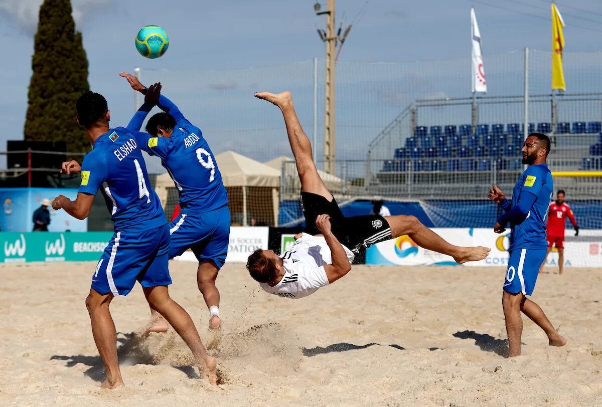 Beach soccer world. Пляжный футбол. Футбол на пляже. Футбол пляжный футбол. Пляжный футбол площадка.