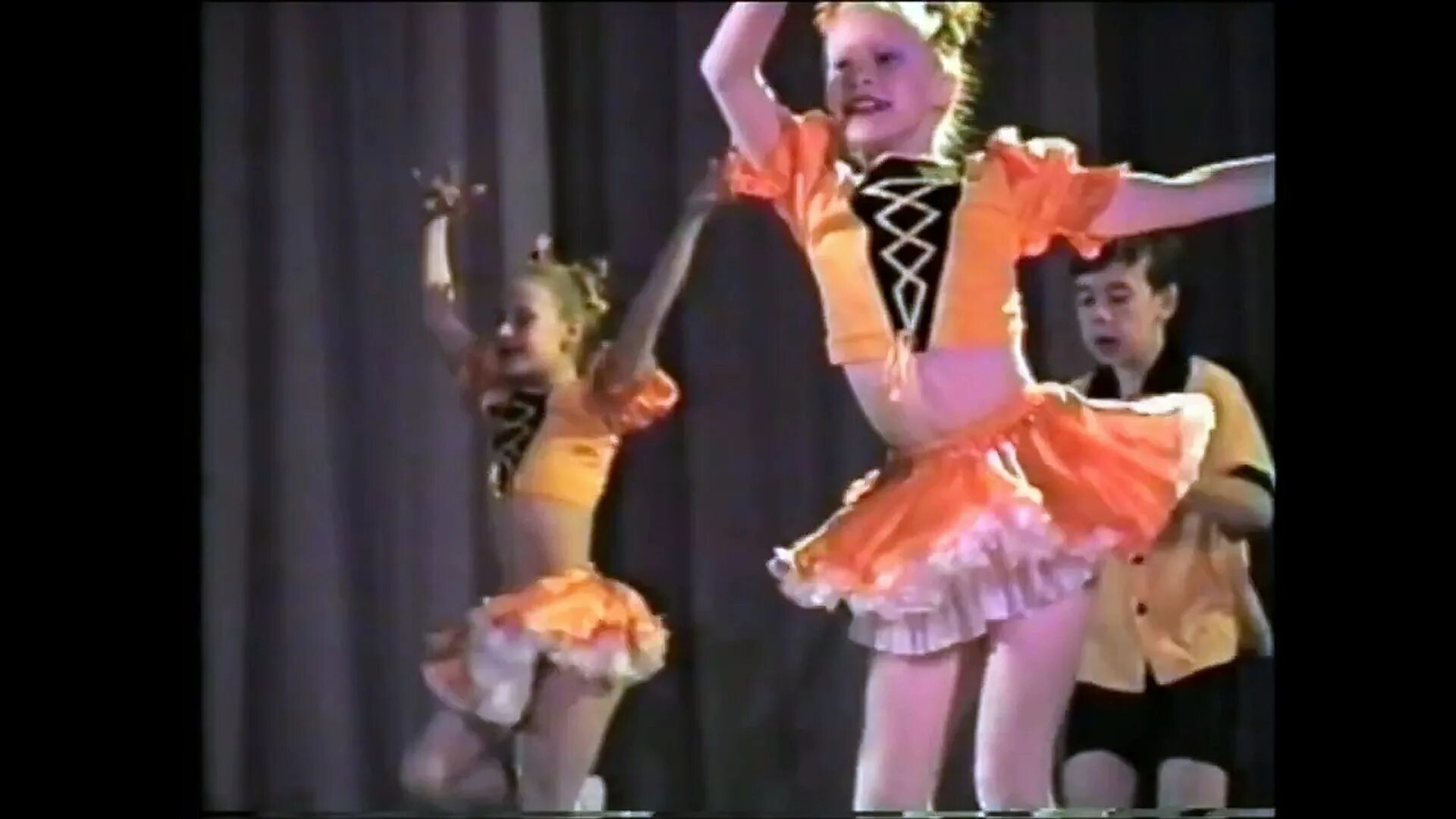 Танец курочки. Детский танец курочки. Детский танец - оранжевый подсолнух. Детский танец упс Курочка. Подсолнух дети танцуют.