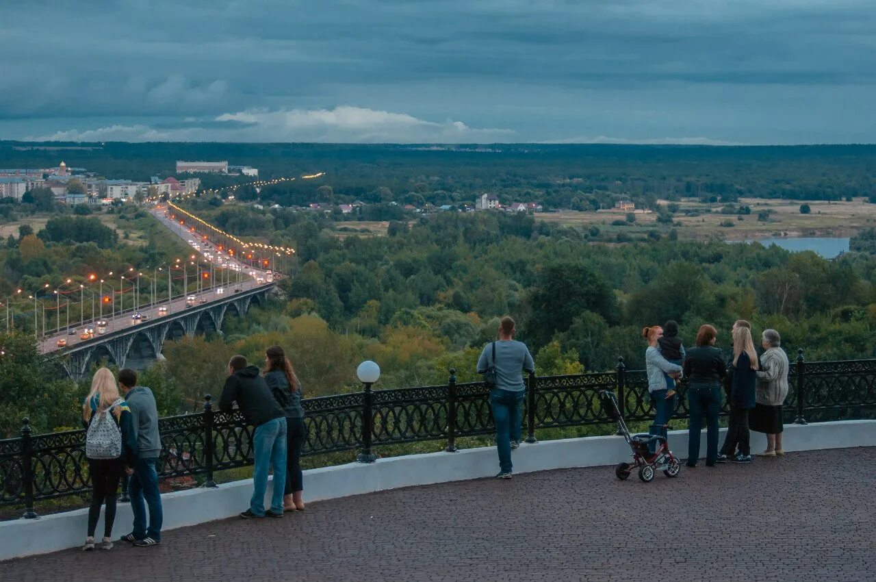романтическая крыша. бассейн на красной площади. бассейн на манежной площади. москва вид с крыши. туристы на красной площади.