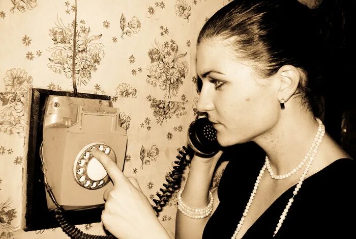 диск от старого телефона. телефон с диском. щербатый телефонный диск. диск телефона я бессмысленно. циферблат старого телефона.