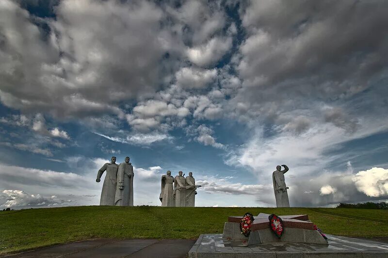 Природа подвигу. Памятник петру барбашову в северной осетии. Севастопольские рассказы севастополь в августе 1855 года. Широков за родину. Широков.