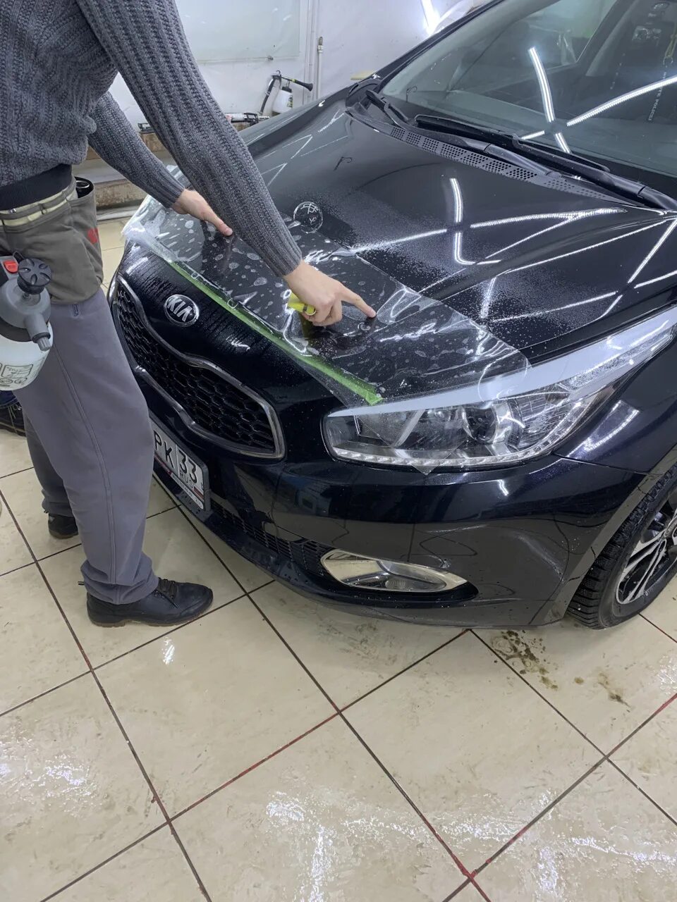 Бронепленка в туле. Бронеполоска на капот. бронепленка на авто. жидкая бронепленка на автомобиль ёмкость. пронепленка на половину капота авто.