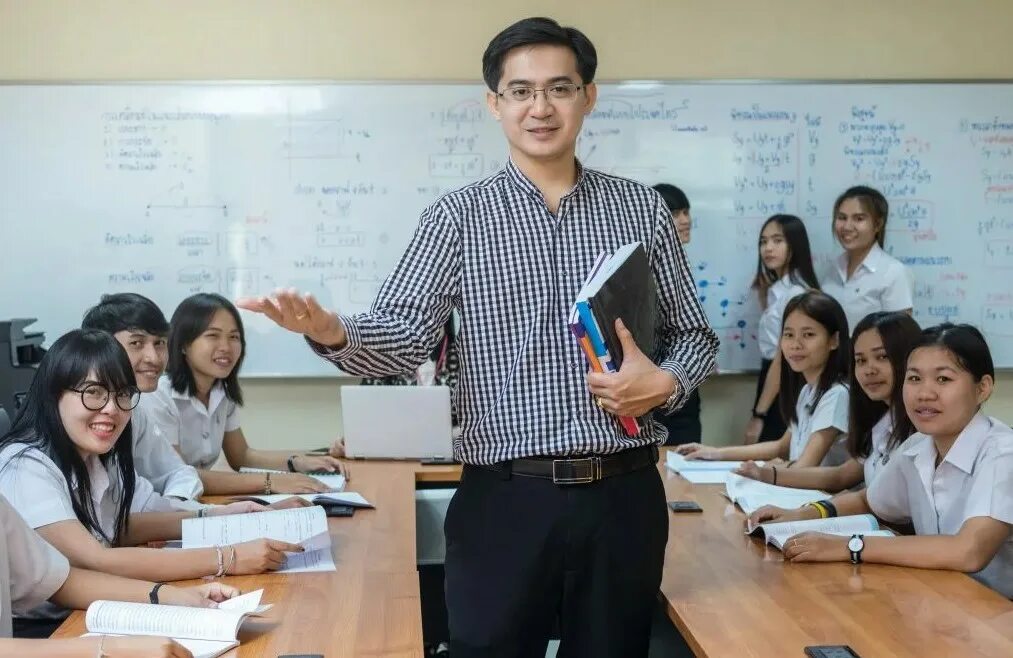 Картинки учителей азиаток. Учителя азии. Учителя азии. Азиатские школьники. Учителя в сингапуре.