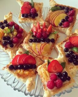 Слоеное тесто с ягодами