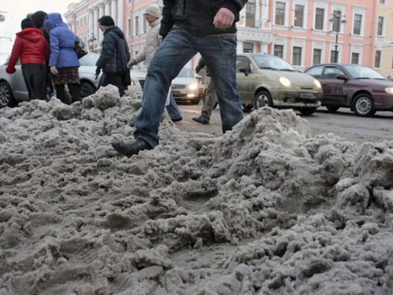 Почему без снега. Грязный снег. Грязный снег в городе. Грязный снег в Москве. Грязный сугроб.