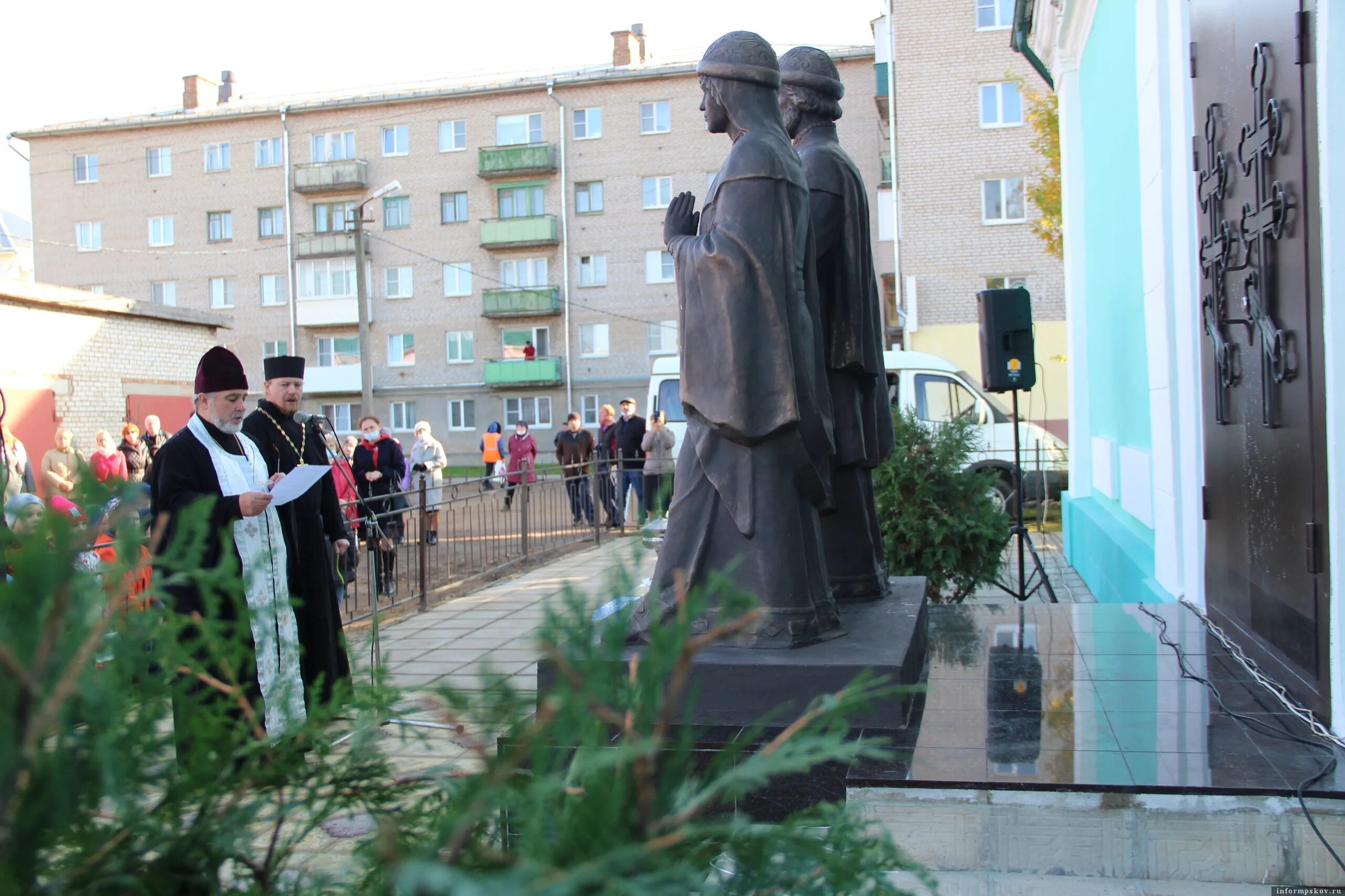 Погода в новосокольниках на 3 дня. Памятник Петру и Февронии в Новосокольниках. Петру и Февронии Новосокольники. Новосокольники. Памятник святым Петру и Февронии.. Памятник Петру и Февронии в Новосокольниках Псковской.