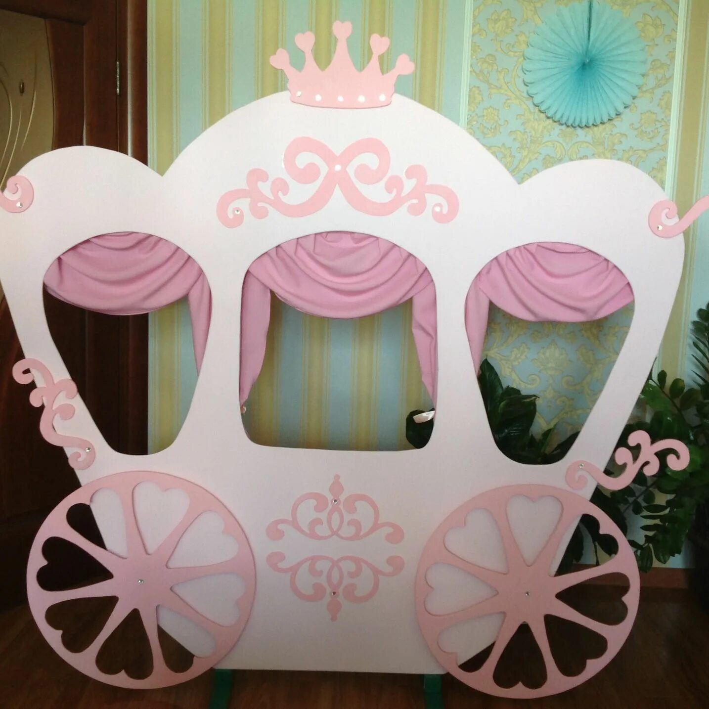 Карета из картона. Карета декорация. Карета золушки из картона. Сказочная карета из картона. Карета из фанеры.