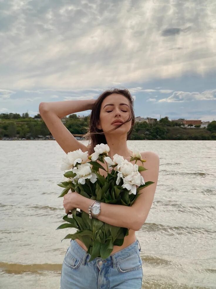Идеи для фотосессии с тюльпанами. Позы для фотосессии с цветами. Позировать с цветами. Красивые позы для фото с цветами. Фотосессия с цветами в студии.