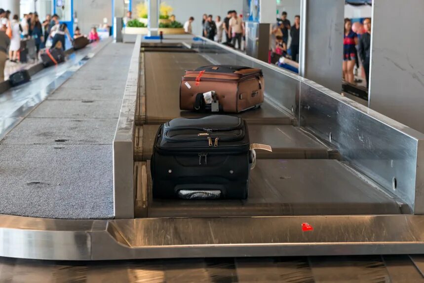 Чемодан в аэропорту. Путь багажа в аэропорту. Конвейер в аэропорту. Путь багажа в аэропорту. Чемоданы на ленте в аэропорту.