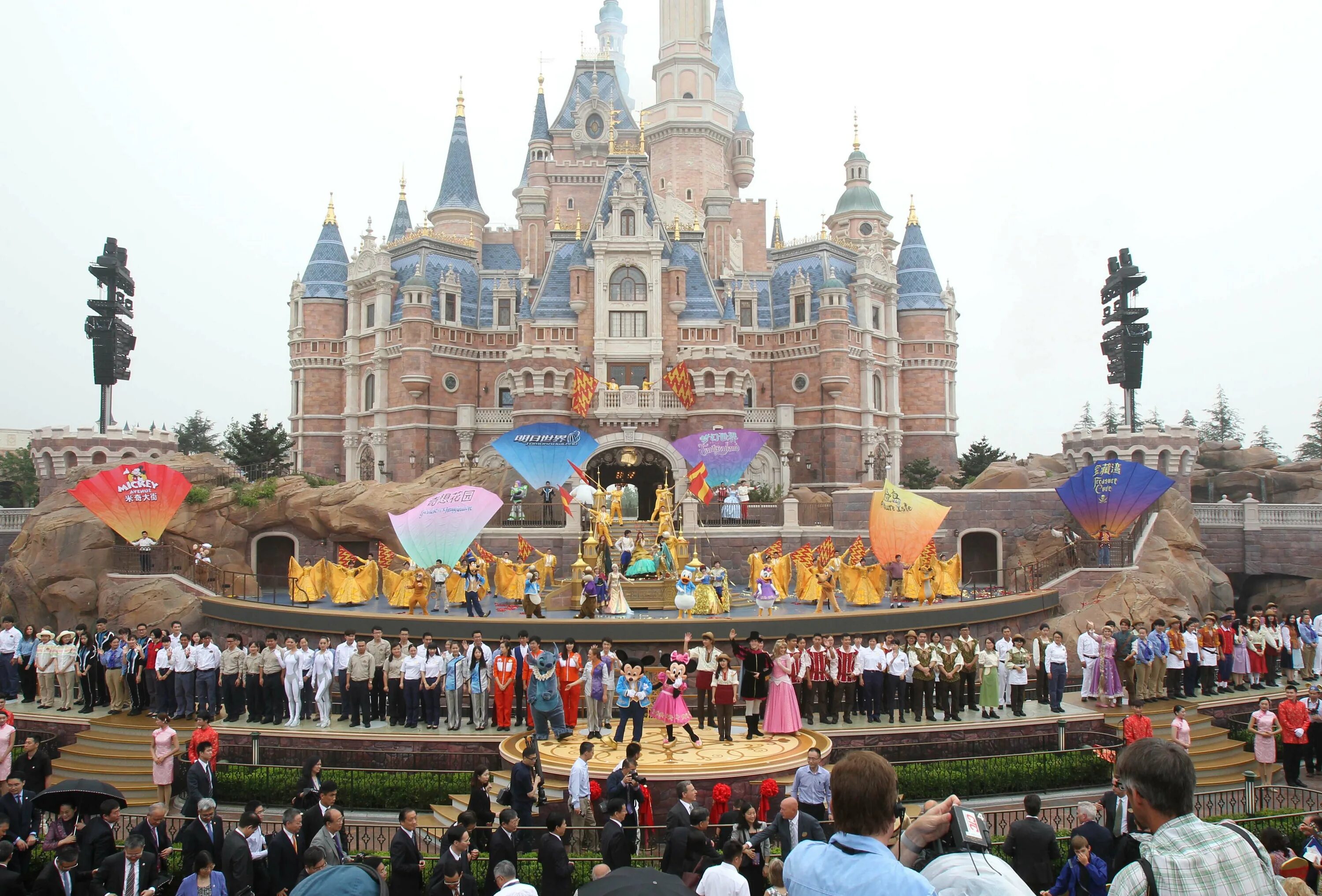 Диснейленд (Шанхай) парки развлечений Walt Disney. Диснейленд Шанхай аттракционы. Диснейленд Китай Шанхай. Шанхай парк аттракционов Диснейленд аттракционы.