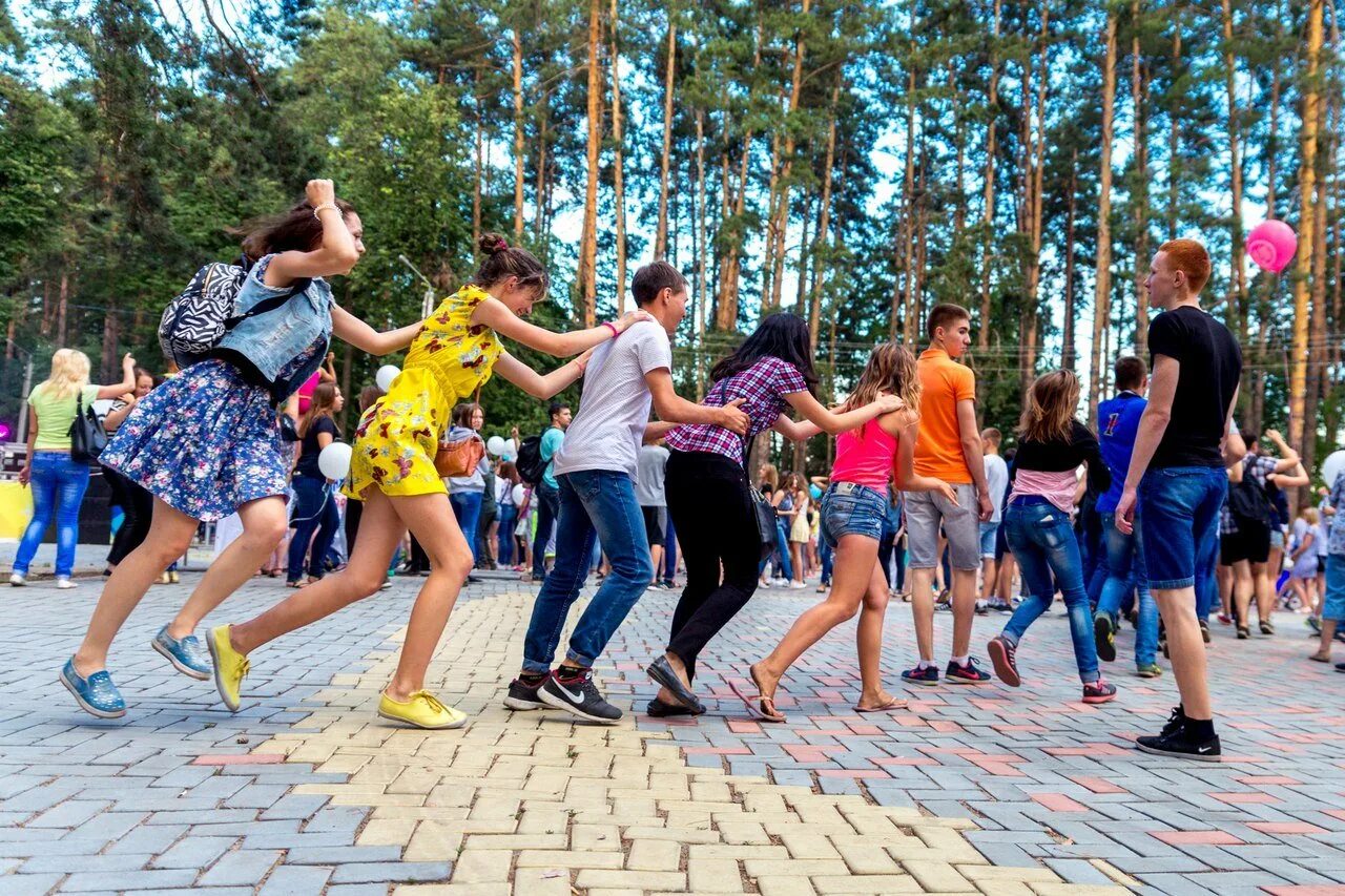 День молодежи празднование. С праздником день молодежи. Развлекательные мероприятия для молодежи. Городской праздник. Развлекательные сценарии для молодежи