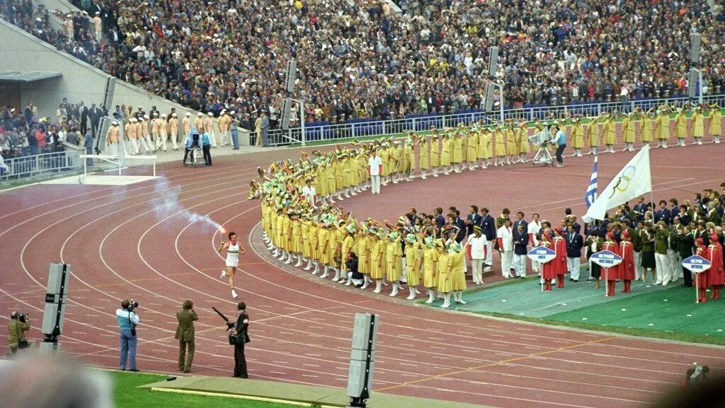 Олимпийские игры в москве 1980. Открытие олимпиады 1980 года в москве. Открытие олимпиады 1980 года в москве. Торжественное закрытие игр xxii олимпиады. Стадион лужники москва 1980 года.