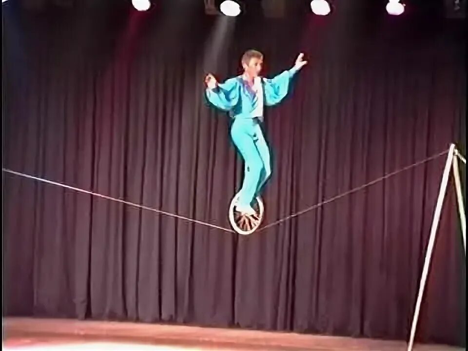Обрыв металлического троса. Эквилибрист на катушках. Эквилибристы в цирке. Свободная проволока. Эквилибристка канатоходец цирк.