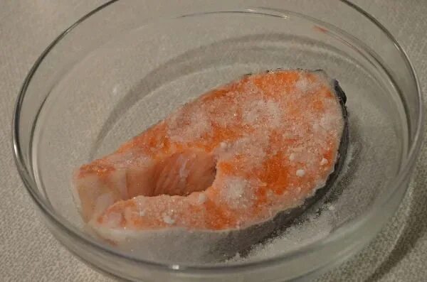 Сколько соли посолить семгу. Рыба с сахаром. сахарная рыбка. красная рыба соленая с сахаром. посолить семгу дома с солью и сахаром.