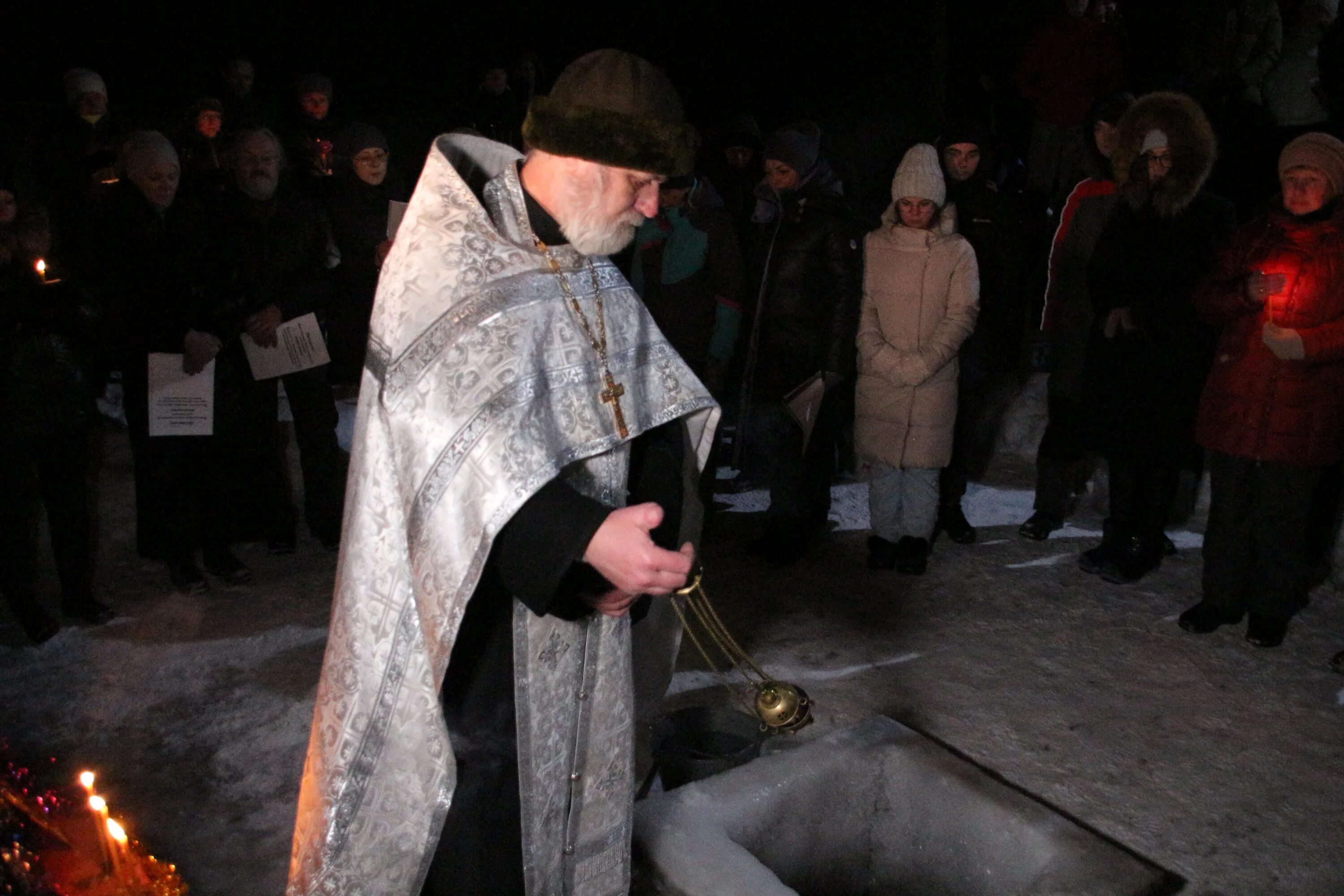 Прорубь в вологде. Крещение вологда прилуки. Купели вологда крещение. Вологда прилуки купание в проруби. Вологда спасо-прилуцкий монастырь крещенские купания.
