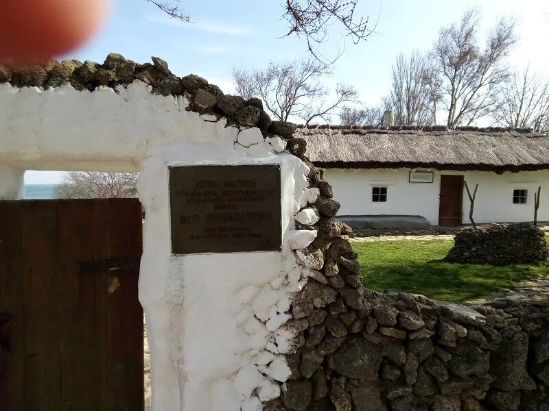 Тамань домики. Дом-музей м. ю. Лермонтова (Тамань). Дом музей Лермонтова в Тамани. Тамань Лермонтов музей. Домик Лермонтова в Тамани.