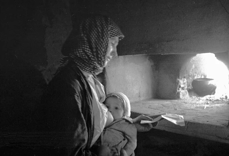 Мамы во время войны. Жду с войны. Матери Великой Отечественной войны. Женщина с младенцем на войне. Матери ждущие детей с войны.