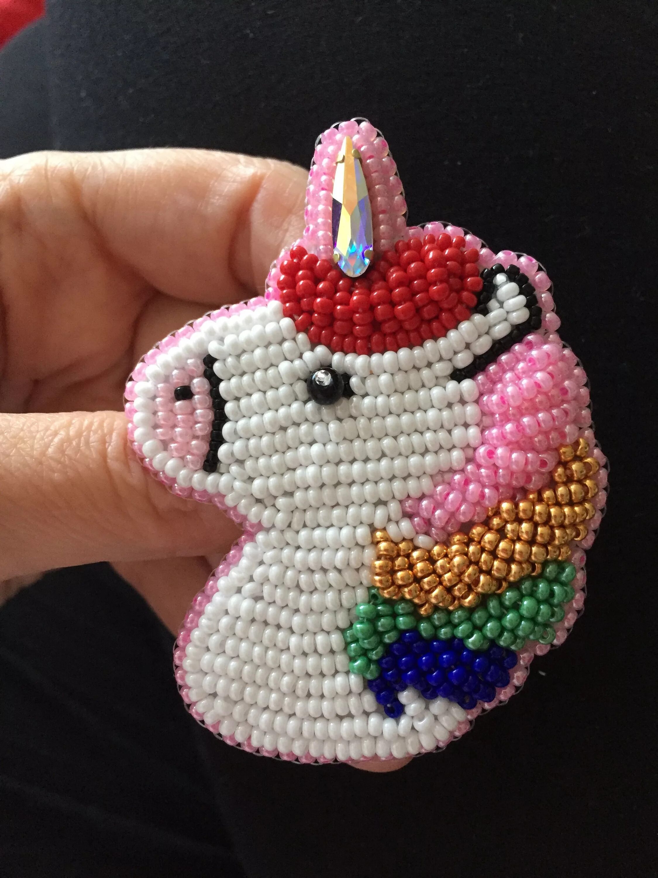 Брошь единорог из бисера. Брошь из бисера единорожка. Брошь из бисера единорожка. Брошь единорог. Брошь из бисера единорожка.