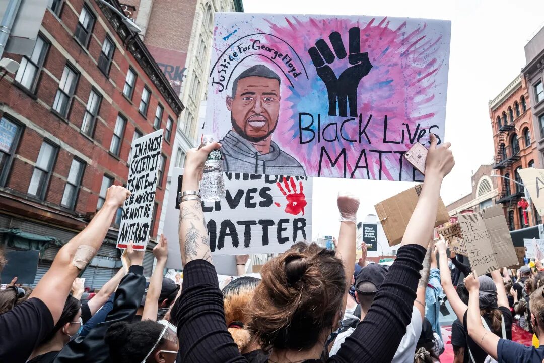 Протест н. Протесты в америке 2025 блэк лайф меттер. black lives matter протесты. толпа с плакатами. протестные плакаты в америке.