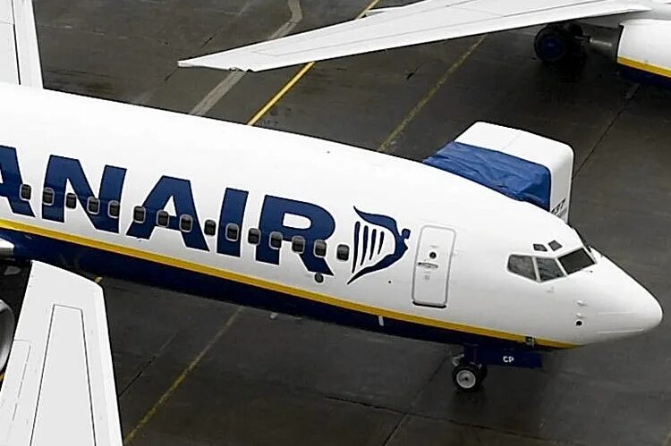 Купить авиабилеты ryanair. Самолет Ryanair. Embraer Bandeirante Ryanair. Ryanair Ascandal advertiisment.