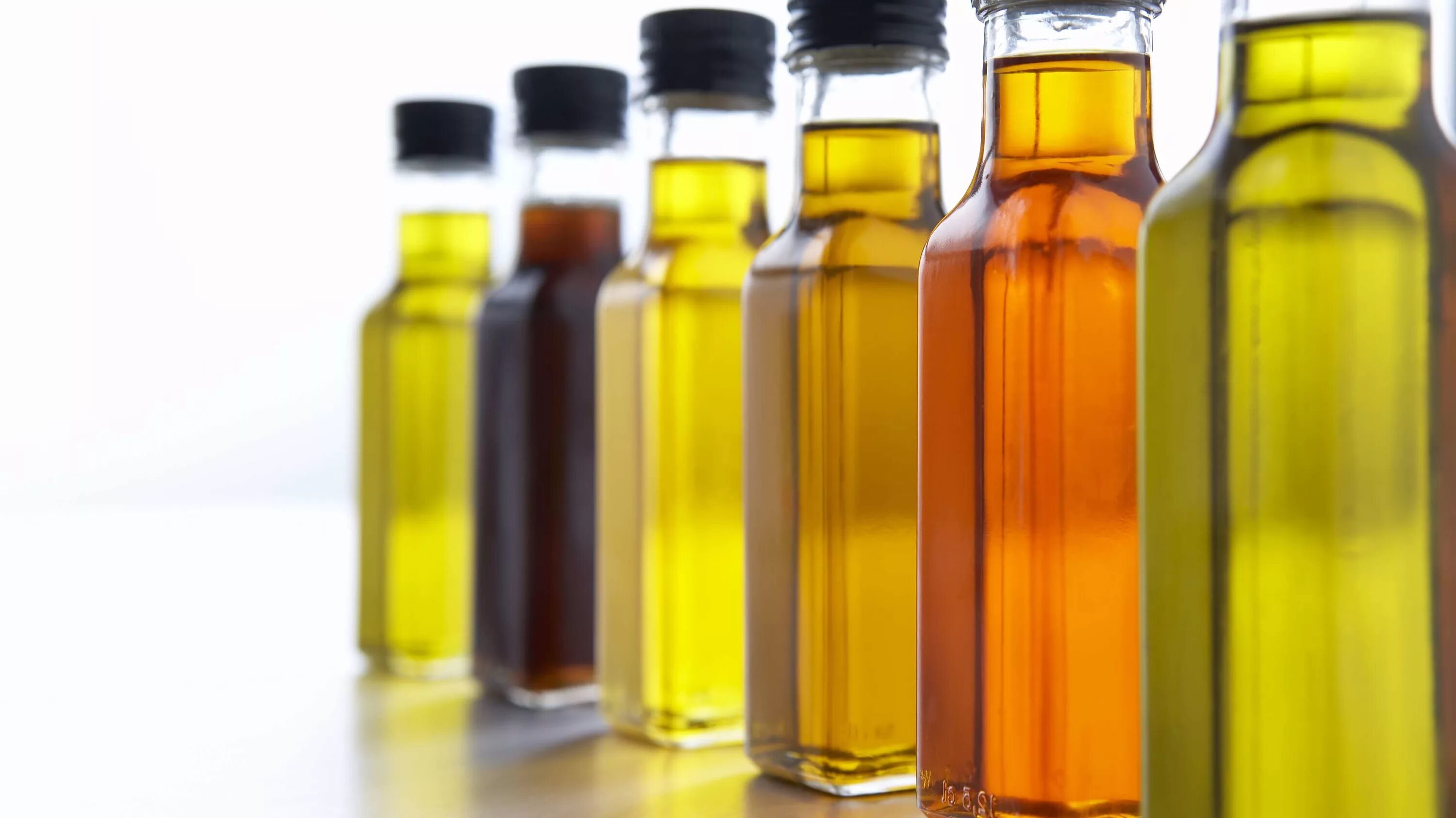 Масло для волос oil. Переэтерифицированные масла. Бутылка для масла. Many oil. Моторное масло льется.