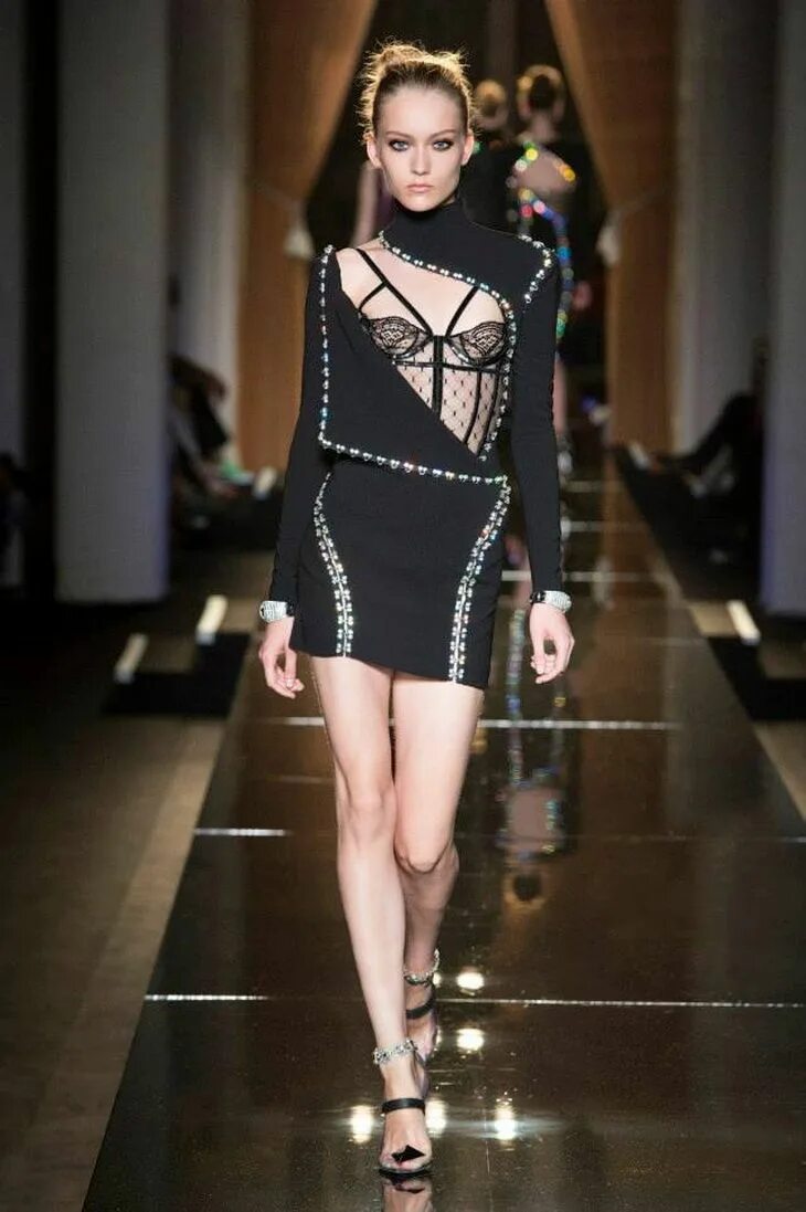 Моды speak. Версаче подиум. Платье Versace fw23. Коллекция Версаче с 2014 по 2015. Черно бежевая одежда имитация разрезов.