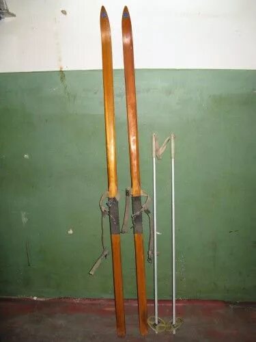 старые лыжи. деревянные горные лыжи. старые охотничьи лыжи. лыжи старого образца. модные лыжи.