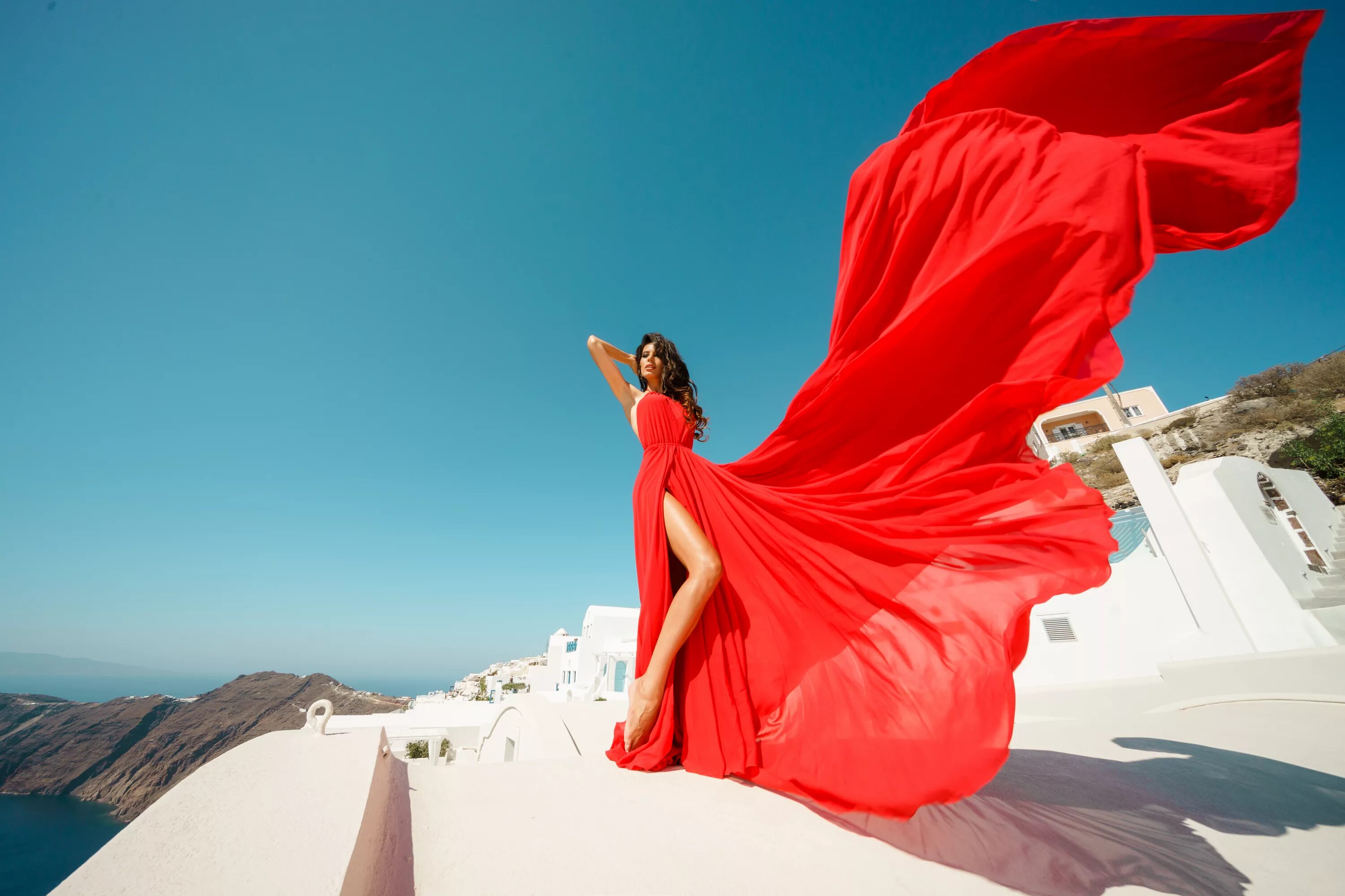 фотосессия девушка платье с шлейфом. фотосессия со шлейфом. фотосессия со шлейфом. виктория джастис в платье в пол. развевающееся платье.