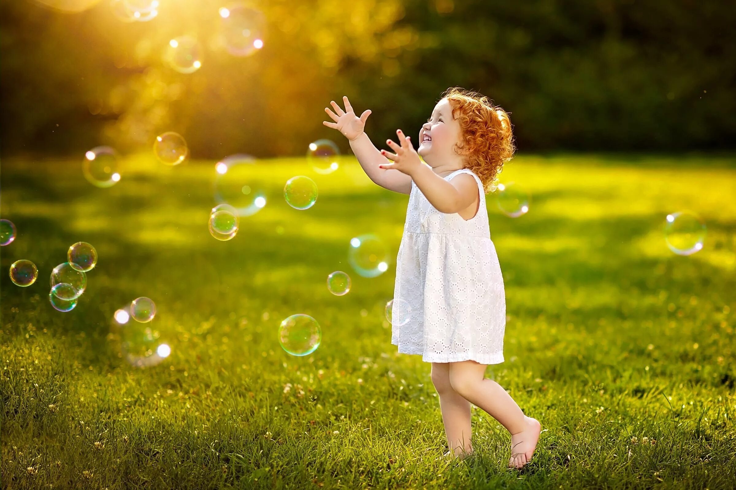 Позитив картинки. Дети и мыльные пузыри. Дети радуются. Счастливое детство. Дети радость жизни.