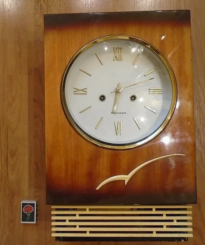 Настенные часы янтарь с чайкой. Часы янтарь ссср настенные с боем. Часы янтарь настенные с боем 1979. Механические часы янтарь с боем. Часы янтарь настенные с боем 1974.