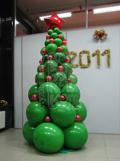 Елка из новогодних шаров подвесная. Елка своими руками идеи. Елка из шариков. Креативная елка из шариков. Как сделать елку из мячей.