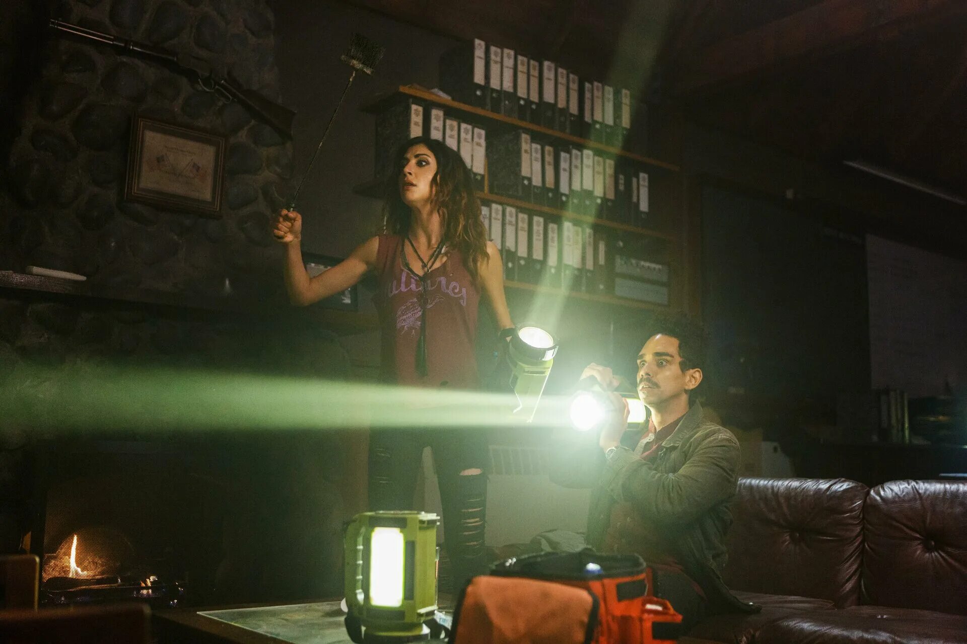 Эш против зловещих мертвецов сериал 1 сезон. Кэмпбелл сериал зловещие мертвецы. Эш против зловещих мертвецов армия тьмы. Эш против зловещих мертвецов (2015). Эш против зловещих дата выхода.