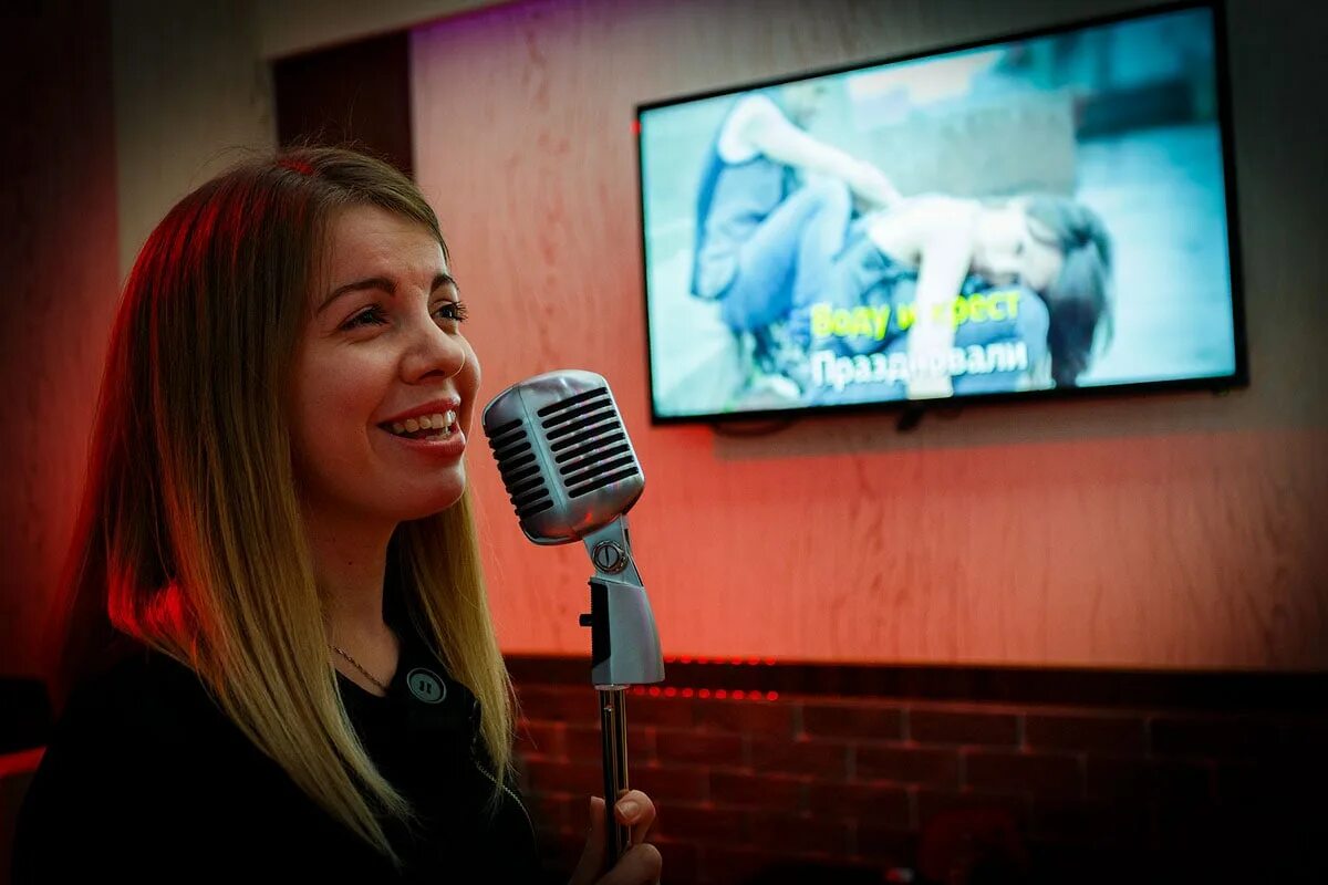 пою дома. семья караоке. музыкальные инструменты для детей. поет в расческу. пою дома.