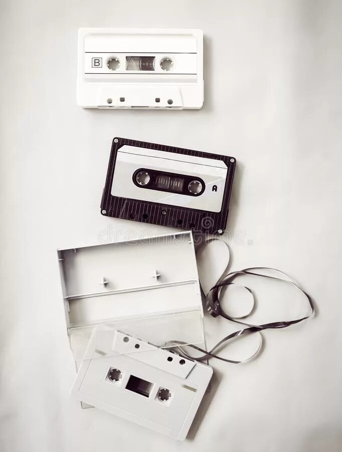 Черная белая кассета. Черно белая кассета. Компактная двухкатушечная кассета. Белая кассета. Кассета черная на белом.