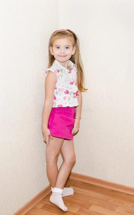 Девушка в платье боком. Девочки стоя видео. Девушка в платье красивая. Девушка в платье. Стоящая девушка сбоку в платье.