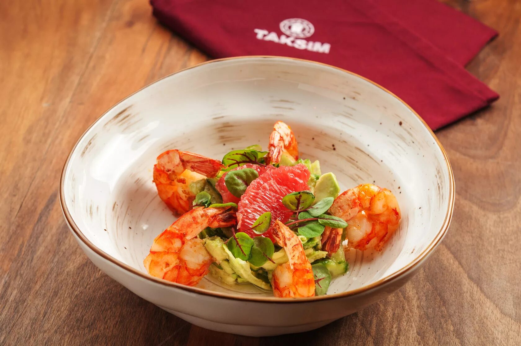 Салат руккола грейпфрут креветки. Креветки грейпфрут. Салат с креветками и грейпфрутом и рукколой. Салат с креветками авокадо и грейпфрутом. Салат креветки страчателла.