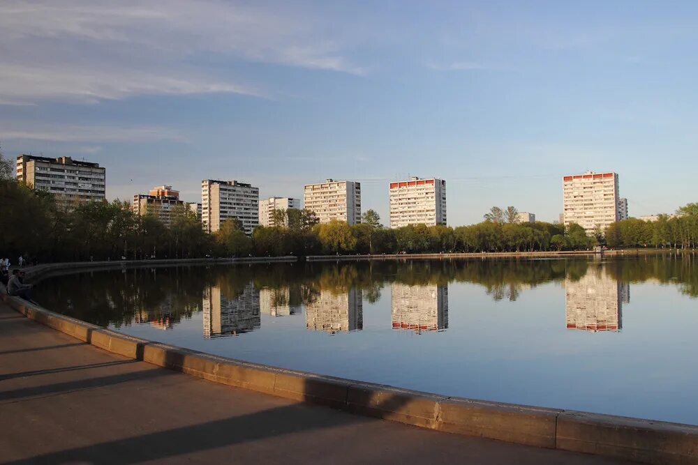 Головинские пруды Москва. Парк у Головинских прудов Москва. Большой Головинский пруд Москва. Парк Петра Алексеева Головинские. Новостройки пруд