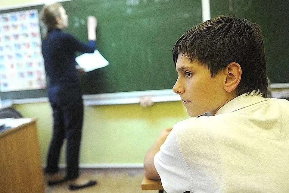 Школьники делают это во время урока. Школьники делают это во время урока. Школьники бесятся в школе. Учитель и ученик. Ученики на уроке.