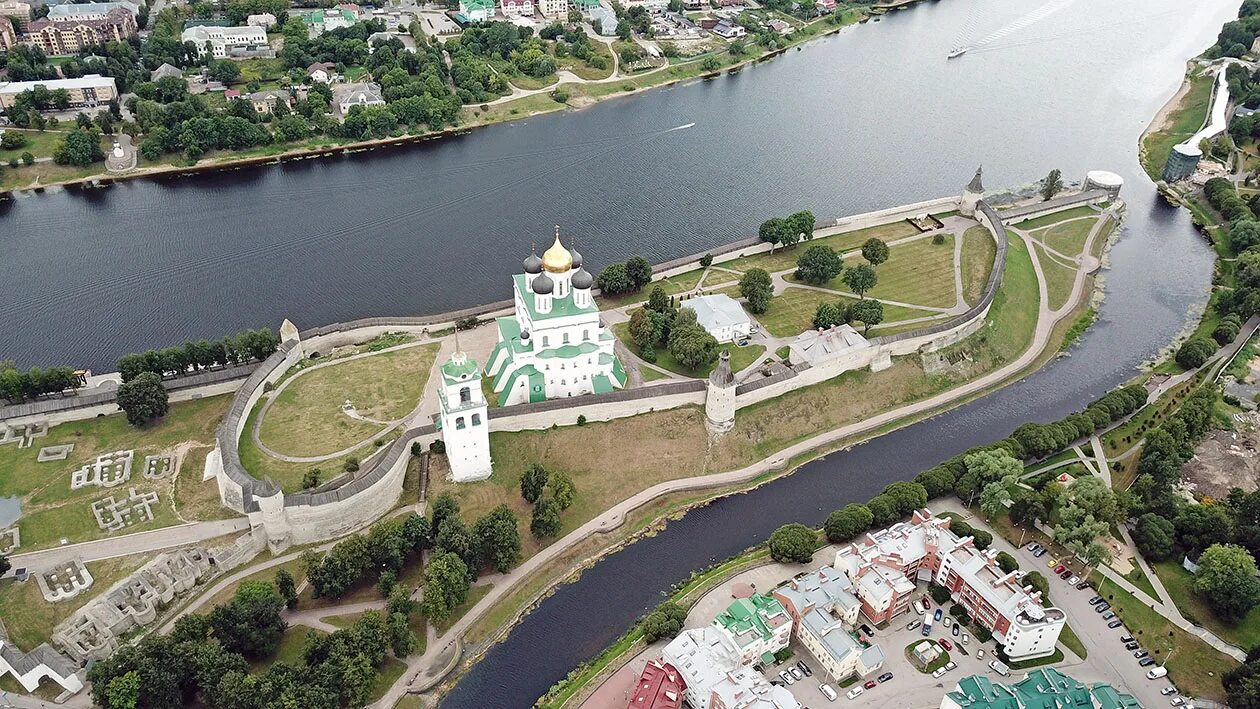 Группа город псков. Кремль кром Псков. Псковский кром Псков. Псковский Кремль кром вид сверху. Псковский кром Псков вид сверху.