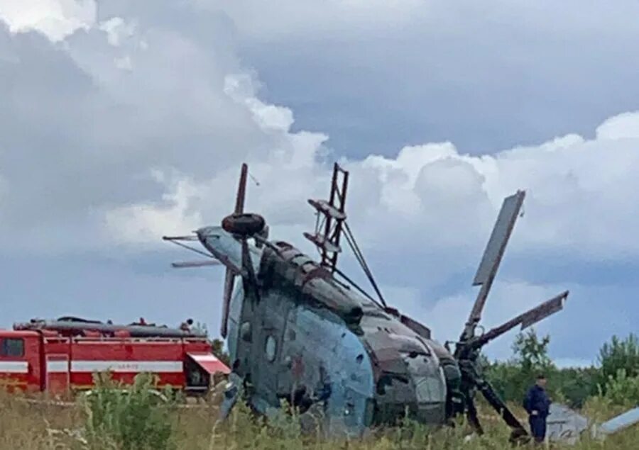 Вертолет совершил жесткую посадку. Вертолет росгвардии. вертолет гатчина. совершил жесткую посадку вертолет. вертолет росгвардии упал под гатчиной.