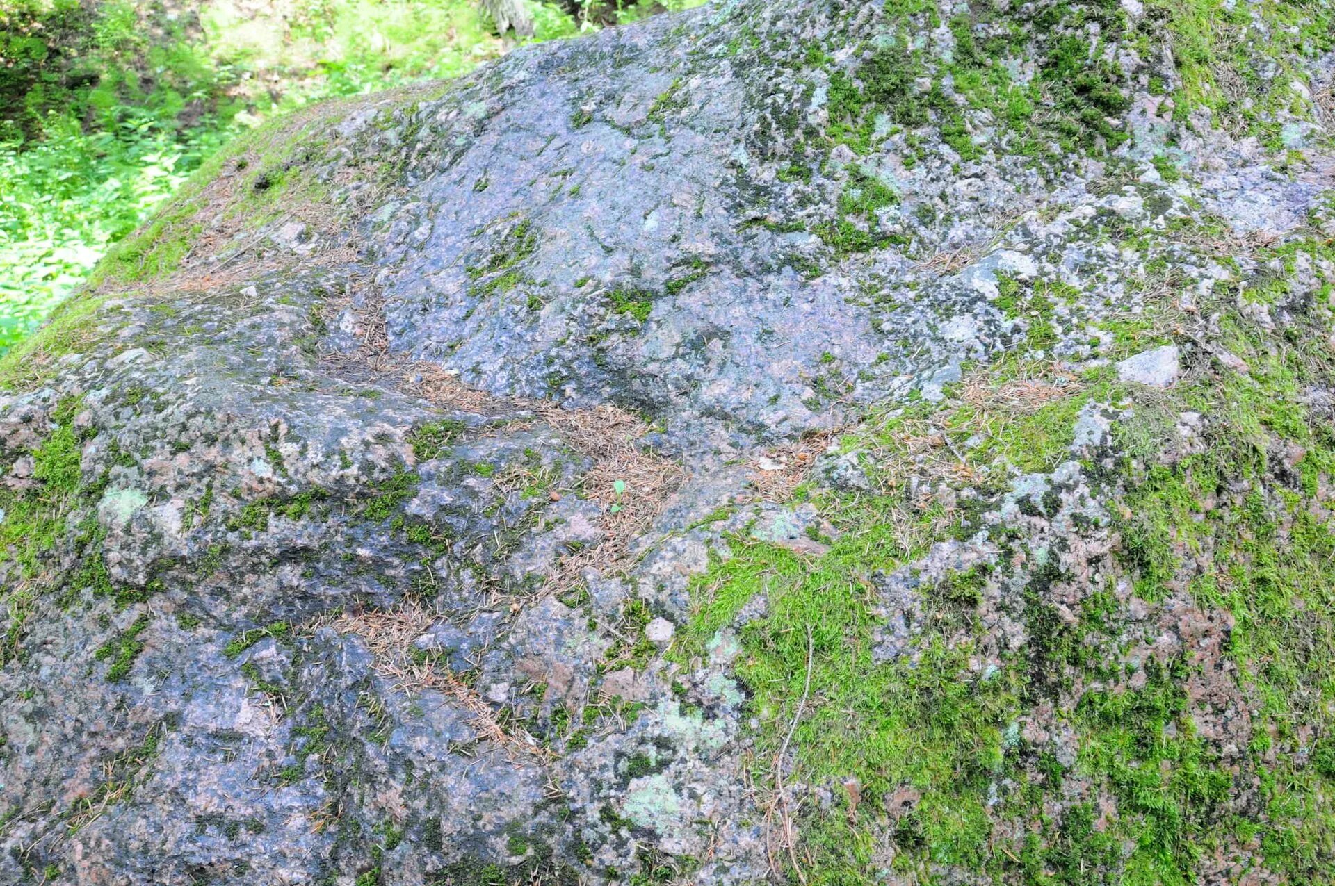 Камень киров. Культовый смоловский камень. камень в кирове калужской. массив камень киров. население город киров калужская фото смоловского камня.
