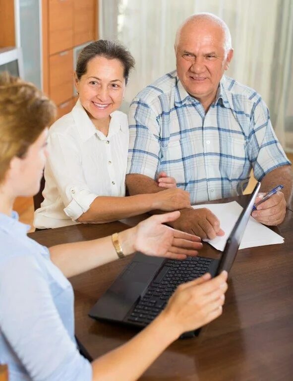 Социальная работа с женщинами. Социальный работник и клиент. Elderly smiling. Planning retirement